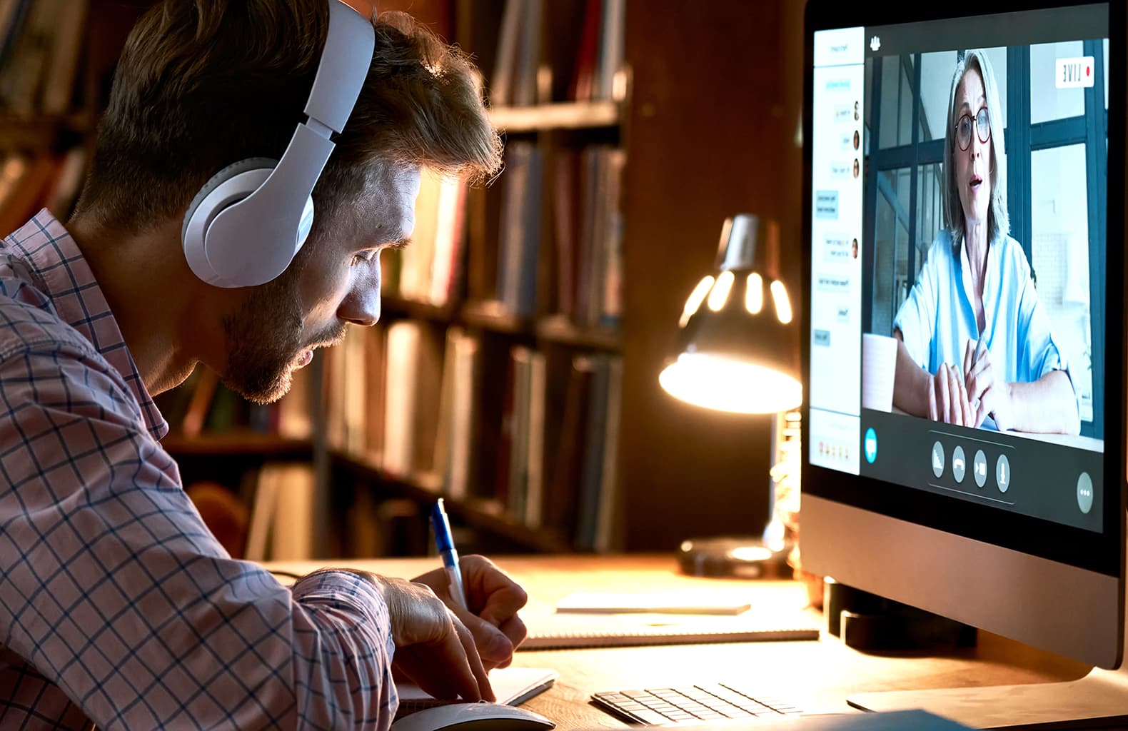 Homme suivant une formation vidéo